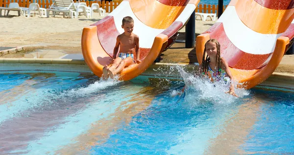 Bambini in estate piscina all'aperto . — Foto Stock