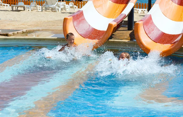 Bambini in estate piscina all'aperto . — Foto Stock