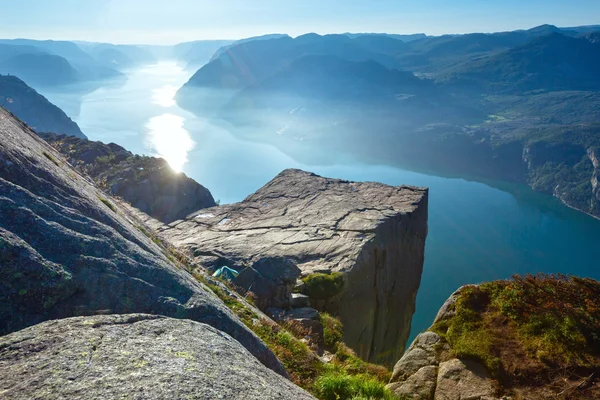 Preikestolen topo penhasco maciço (Noruega ) — Fotografia de Stock