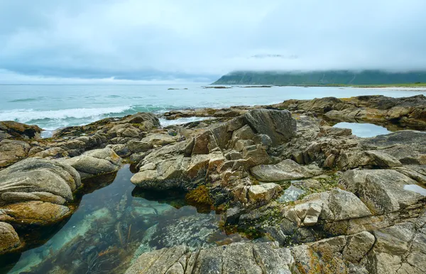 Ramberg playa verano nublado vista (Noruega, Lofoten ). — Foto de Stock