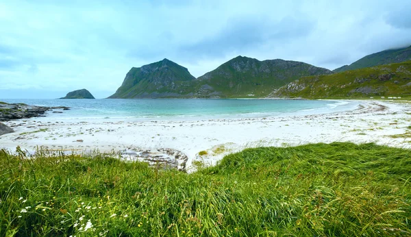 Haukland ビーチ夏ビュー (ノルウェー、ロフォーテン諸島). — ストック写真