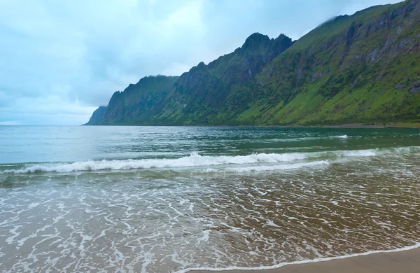 Letní pobřeží Senja (Jagged Ersfjord, Norsko, polární ) — Stock fotografie