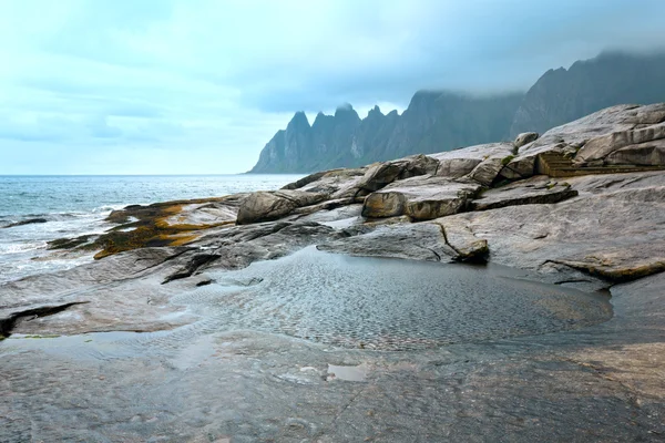 Θερινή ακτή Senja (Jagged Ersfjord, Νορβηγία, πολική ) — Φωτογραφία Αρχείου