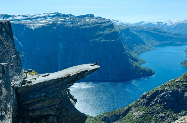 Trolltunga zomer weergave (Noorwegen) en man op stenen rand. — Stockfoto