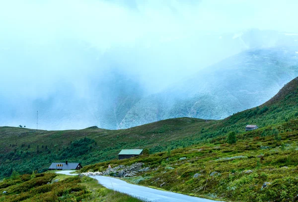 Estate paesaggio nuvoloso di montagna (Norvegia ) — Foto Stock