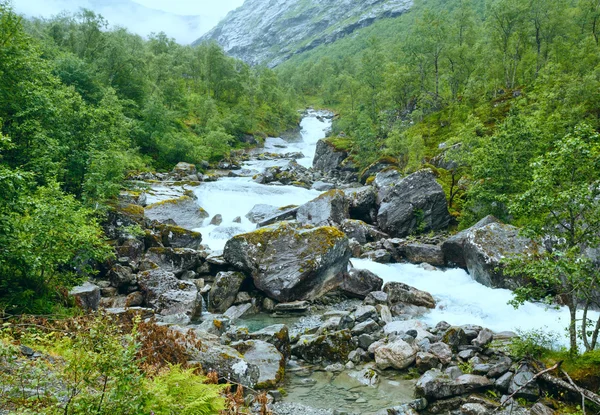 Nyári folyó, a hegy lejtőjén (Norvégia). — Stock Fotó
