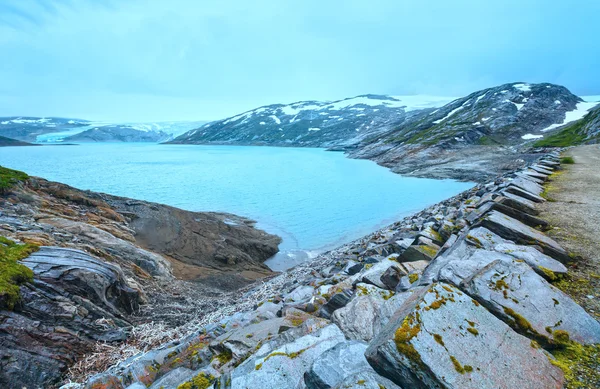 Sjön svartisvatnet och svartisen glaciären (Norge) — Stockfoto
