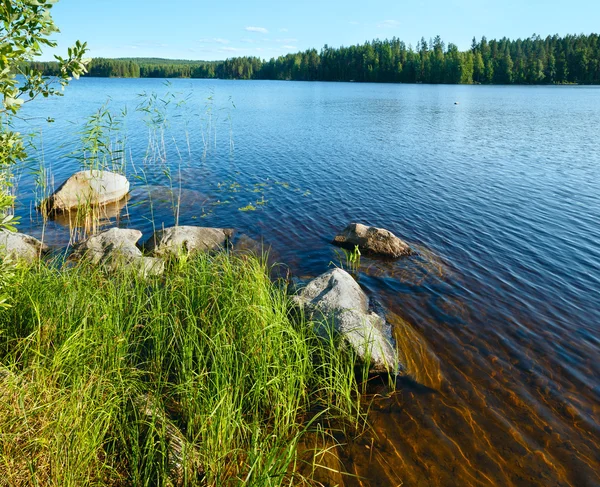 Jezero letní pohled (Finsko). — Stock fotografie