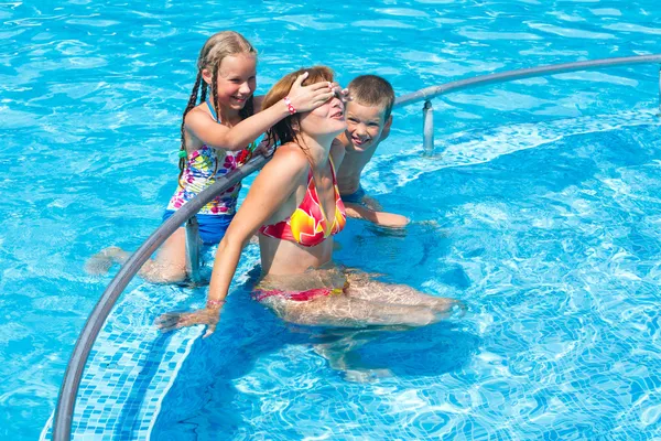 Famiglia in piscina . — Foto Stock