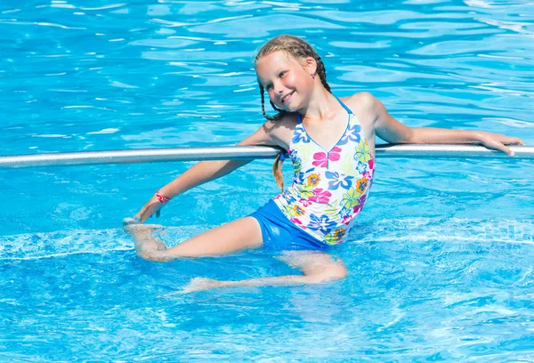 Girl in summer outdoor pool. — Stock Photo, Image