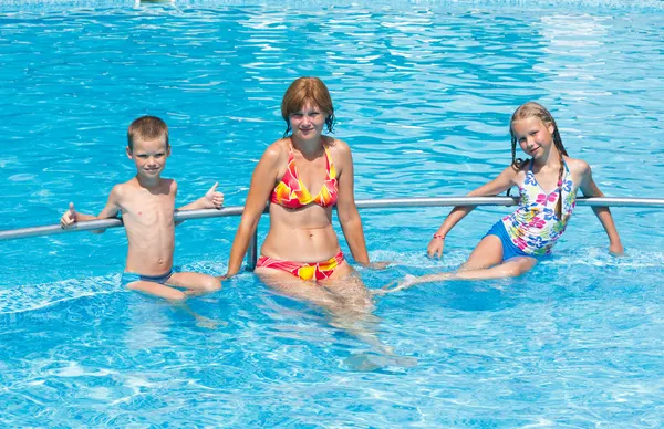 Family in the swimming pool. — Stock Photo, Image