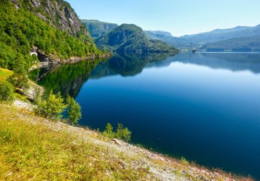 Yaz dağ gölü suldalsvatn (Norveç)