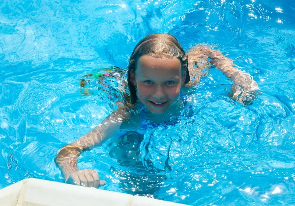 Girl in summer outdoor pool. — Stock Photo, Image