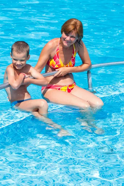 Madre con su hijo en la piscina . —  Fotos de Stock