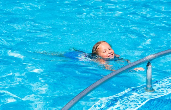 Girl in summer outdoor pool. — Stock Photo, Image