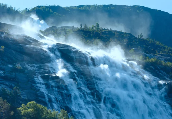 Verano Langfossen cascada (Noruega ). — Foto de Stock