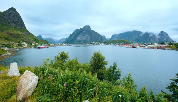 Nyári falu reine (lofoten, Norvégia). — Stock Fotó