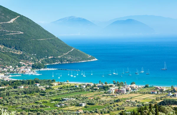 Lefkada kust zomer weergave (vasiliki, Griekenland) — Stockfoto