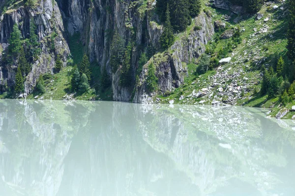 여름 산 계곡 및 댐 (알프스, 스위스) — 스톡 사진