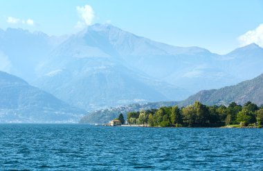 como Gölü (İtalya) yaz kıyısında.