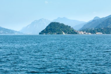 como Gölü (İtalya) yaz kıyısında.