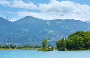 dağ gölü passy ve mont blanc massif yaz görünümü.