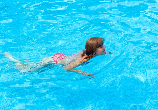 Woman in the summer outdoor pool. — Stock Photo, Image