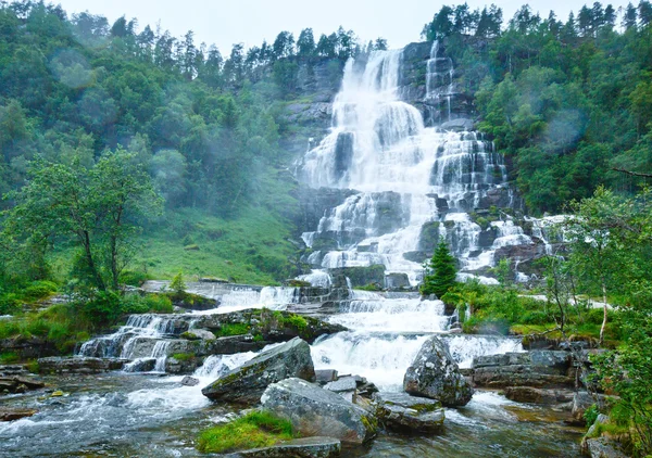 Letní tvindefossen vodopády (Norsko) — Stock fotografie