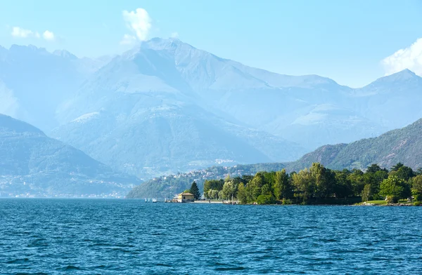 Wybrzeże lato nad jeziorem como (Włochy). — Zdjęcie stockowe