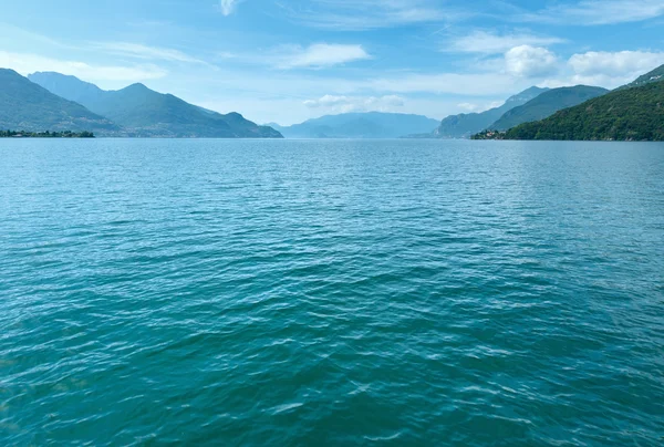 Jezero Como (Itálie) pohled z lodi — Stock fotografie