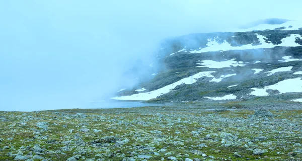 Montaña brumosa de verano con lago y nieve (Noruega ) — Foto de Stock