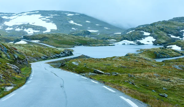 Zomer berg met lake en over de weg (Noorwegen) — Stockfoto