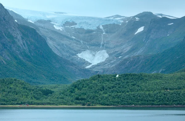 Sjön svartisvatnet och Visa till glaciären svartisen (Norge) — Stockfoto