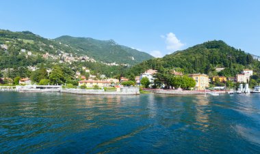 Como Gölü'nün yaz kıyısında (İtalya şehir).
