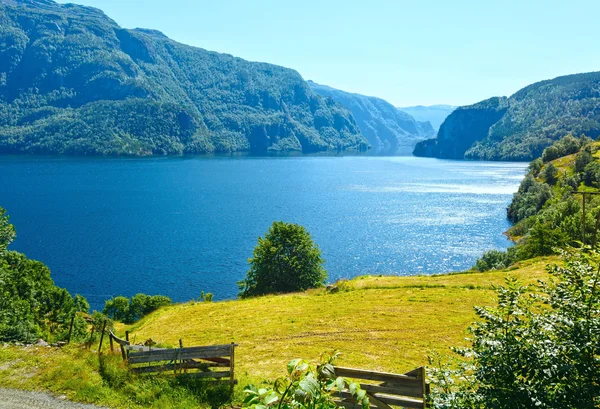 Zomer berg lake suldalsvatn (Noorwegen) — Stockfoto