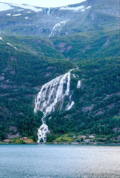 Večerní krajina hardangerfjord. — Stock fotografie