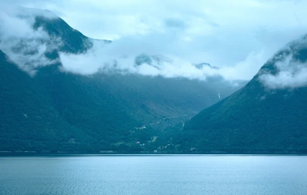 Fiordo estate vista nuvolosa (Norvegia ) — Foto Stock