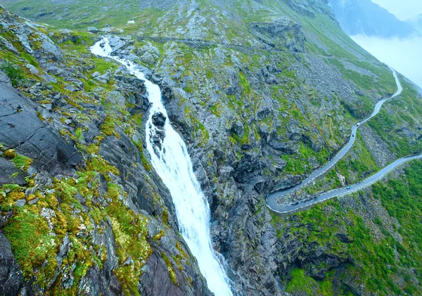 山腹斜面 (ノルウェー夏滝). — ストック写真