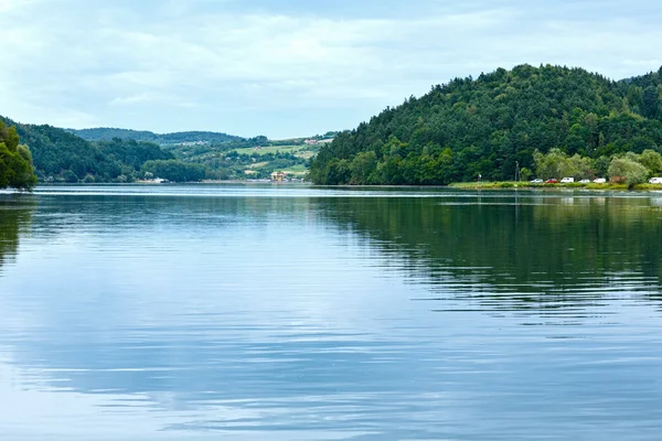 Lato nad jeziorem czorsztyn widok zachmurzony (Polska) — Zdjęcie stockowe