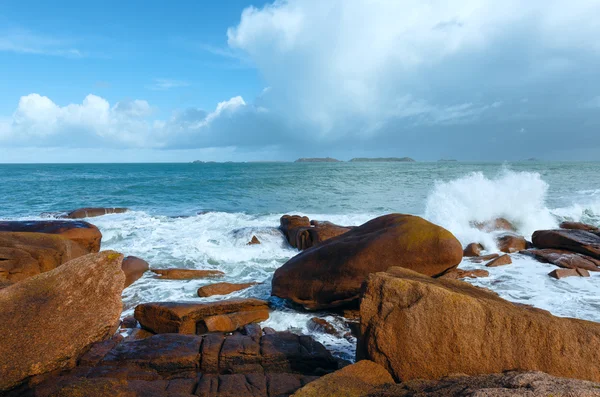 Vista de la costa de Ploumanach (Bretaña, Francia ) —  Fotos de Stock