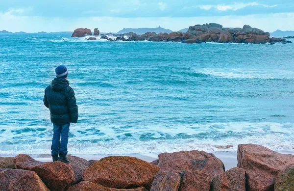 Junge und Tregastel Küstenblick (Bretagne, Frankreich) — Stockfoto