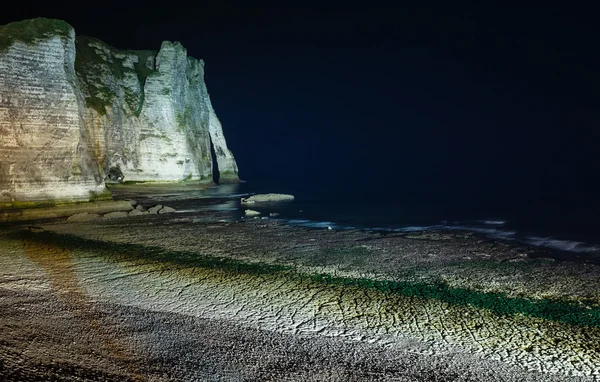 Doğal cliff, etretat, Fransa. gece çekimi. — Stok fotoğraf