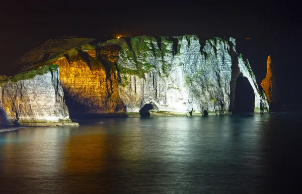 Естественная скала в Этрета, Франция. Ночная сцена . — стоковое фото