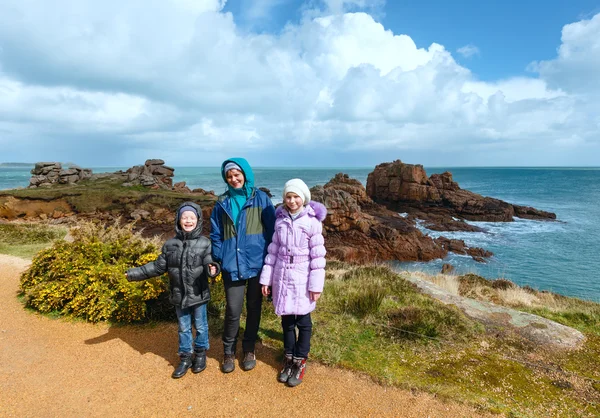 Family and Ploumanach coast spring view (Brittany, France) — Stock Photo, Image