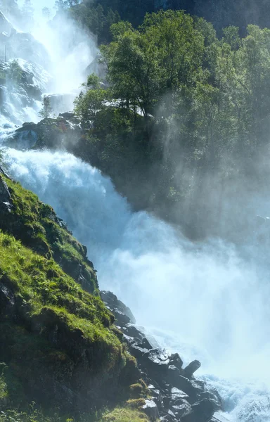 Летний водопад Латефоссен на склоне горы (Норвегия) ). — стоковое фото