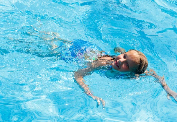 Girl in summer outdoor pool. — Stock Photo, Image