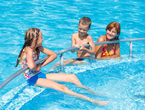 Famiglia in piscina . — Foto Stock