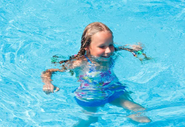 Meisje in zomer buitenzwembad. — Stockfoto