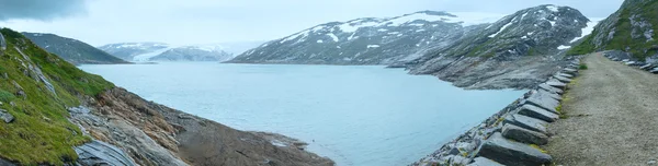 Ledovcové jezero svartisvatnet a svartisen (Norsko). Panorama. — Stock fotografie