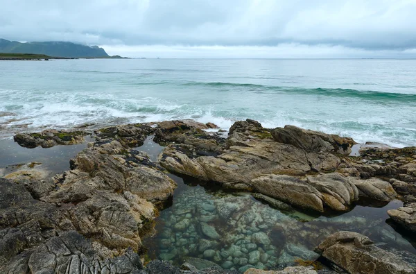 Ramberg playa verano nublado vista (Noruega, Lofoten ). — Foto de Stock